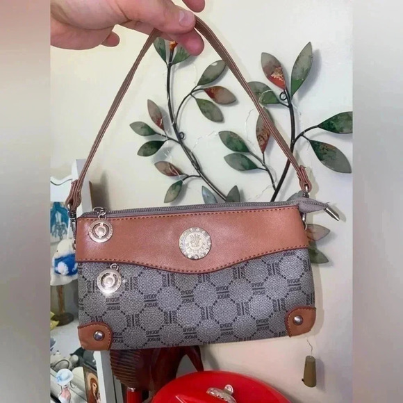 Cute little  wallet. No name. Great condition - Picture 1 of 8